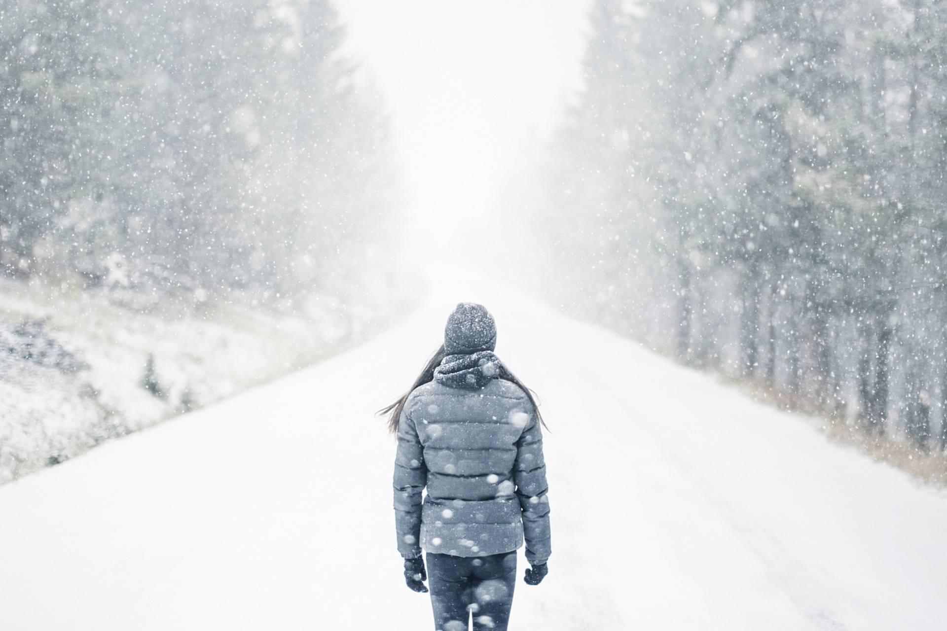 Зима шагает. Одинокая зима. Одиночество зимой. Человек идет по снегу. Люди зимы.